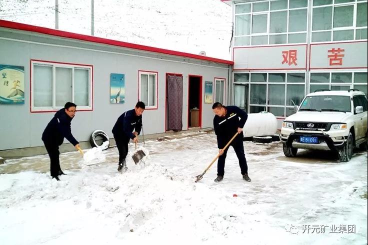 人間四月芳菲盡，山中春雪還復來