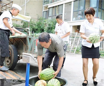 買下一整車西瓜，讓瓜農(nóng)早點(diǎn)回家