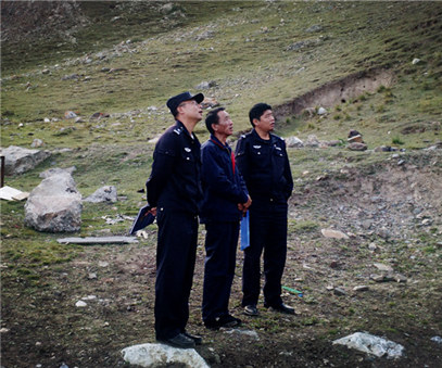 興?？h公安局治安大隊(duì)到銅鑫公司例行安全專項(xiàng)檢查